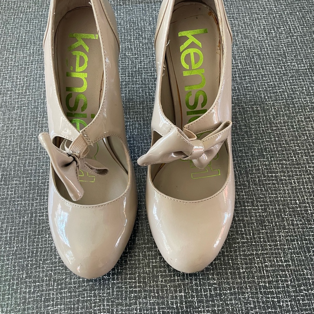 Kensie Women's Nude Patent Bow Heels
